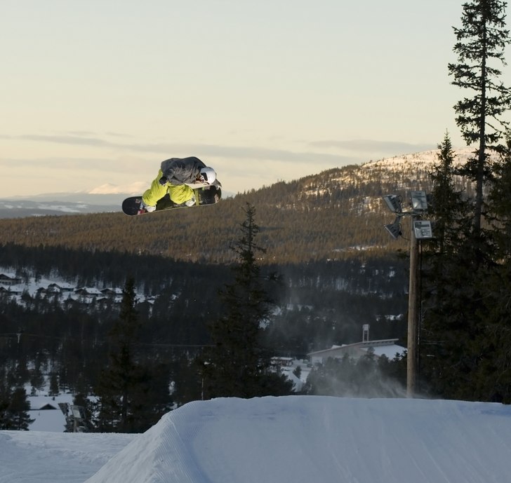 Sunset. Kool dude som går på snowboardgymnasium . Foto: Simon Berggren. Åkare: Johan Jernberg.