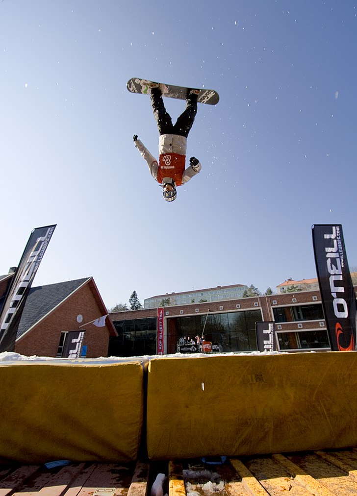 Anders Aspgård i en härlig backflip över Chalme. Foto: Kjetil Simonsen. Åkare: Anders Aspgård.