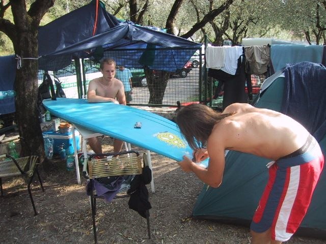 Fixar brädan med Dr Ding efter en hård gårdag.. Foto: Jon Noorlander. Åkare: Andreas w.