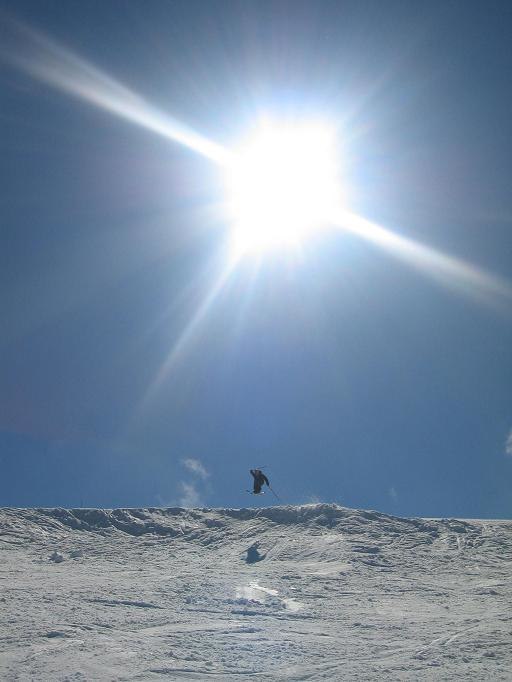 skönt drop ut från pisten, bara o ta fart o tryc. Foto: Johan Sjögren. Åkare: Filip Wästberg.