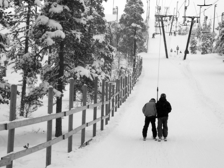 På väg upp i liften. Foto: Kasperi. Åkare: simon och hampus.