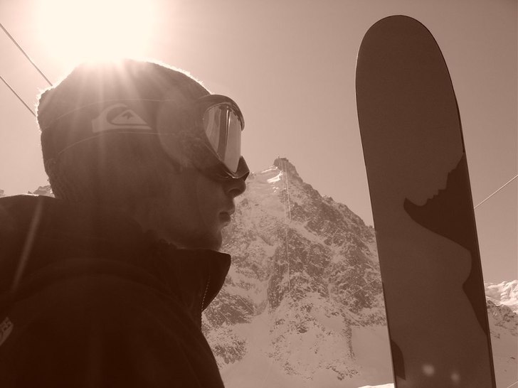 Toppen av Aguille du Midi syns bakom Johnn och han. Foto: Jonas Björklund. Åkare: Johnn.