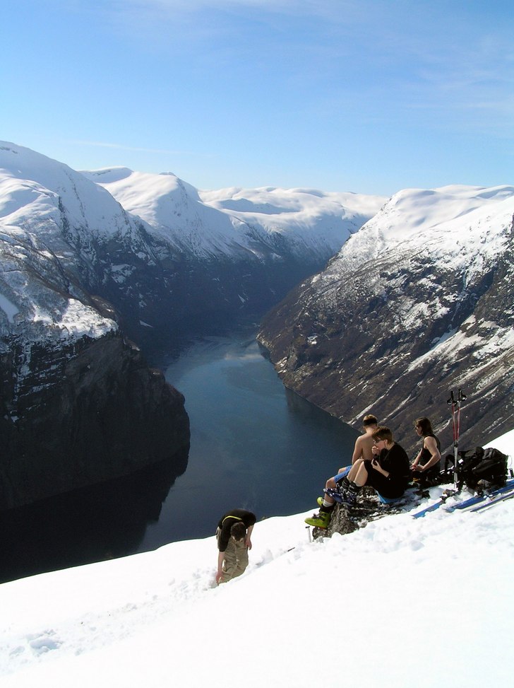 Fikarast under topptur med vy över Geirangerfjord. Foto: Johan Olofsson. Åkare: Andreas Persson, Johanna Mörk, Anette Olsson och Bernt-Johan.