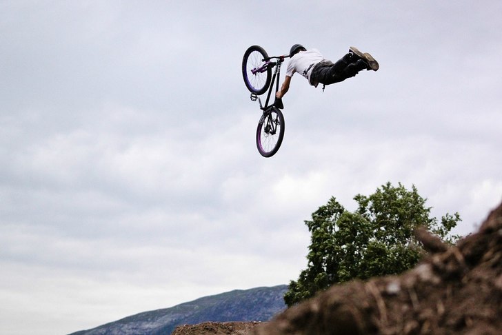 Superman seatgrab. Foto: Mathias Lindkvist. Åkare: Patrik Wikström.
