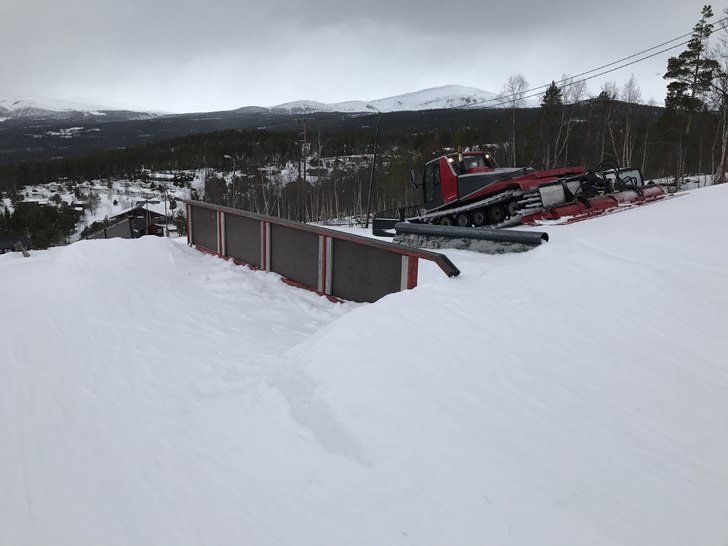 Fine forhold i bakken i dag. 0 grader og nesten ik.