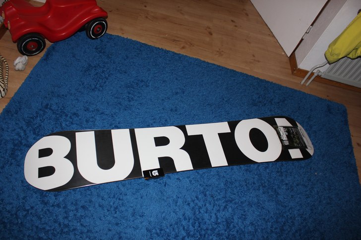 Säljes ! 7 tusen , helt ny burton mystery bräda . Foto: Antoon hörnfeldt.