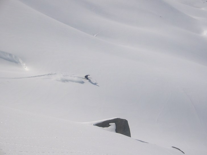 Peter drar på ner mot lac du lou. helt orörd kal. Foto: Eric Gervais. Åkare: Peter Kaminski.