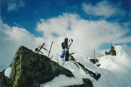 Hikar uppför en bergskam för att nå det goa pud. Foto: Niklas Pettersson. Åkare: Christian Pettersson.