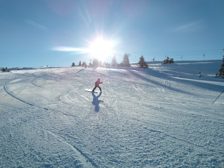 Ellen, 6 år, tar fart från toppen av Hafjell.... Foto: Magnus Lingåker. Åkare: Ellen Lingåker.