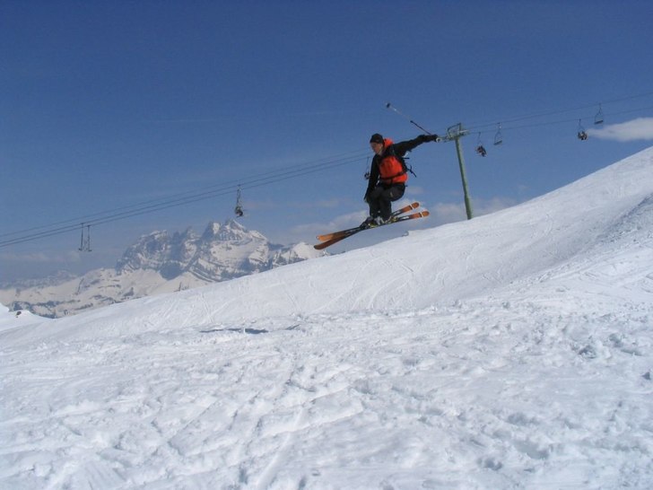 Stenvall som flyger lite :P. Foto: Johan Isaksson. Åkare: Joakim Stenvall.