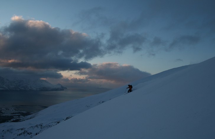 Kveldskjøring ned fra Sorbmegaise(kl.2030).. Foto: Odd Roar Salamonsen. Åkare: Erik Monrad Hansen.