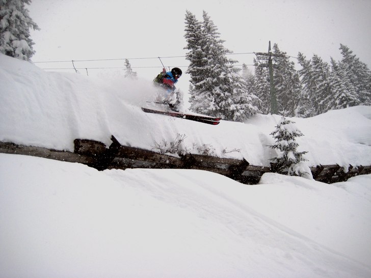 stompar lavinstaketen efter ett dump. Foto: Jacob Cedergren. Åkare: Harri Malinen.