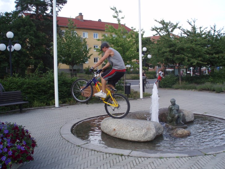 Lite latjande i fontänen.... Foto: Fredrik Heribertsson. Åkare: Tobbe Bonnedahl.