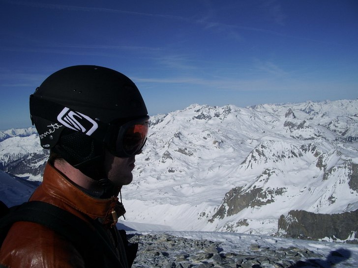 Johan kikar ut från La Grande Motte. Foto: Petter Mårtensson. Åkare: Johan Cedergren.