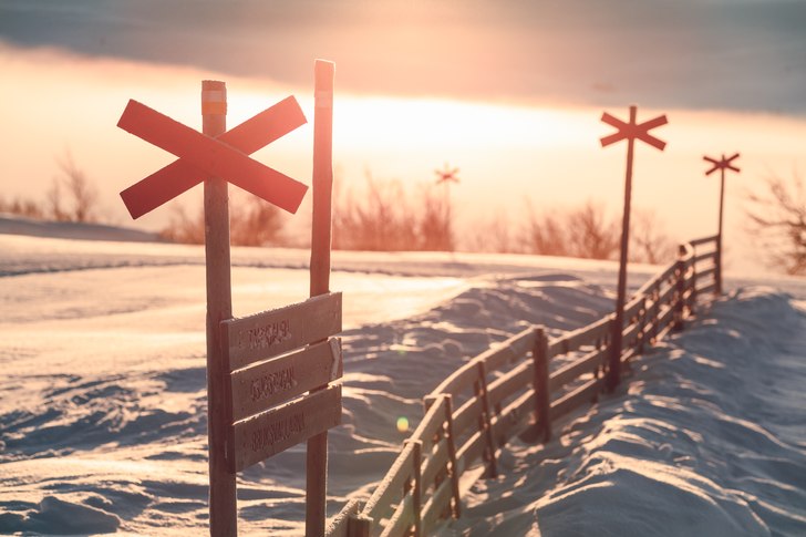 Dimman glider in och omsluter berget lagom till si.