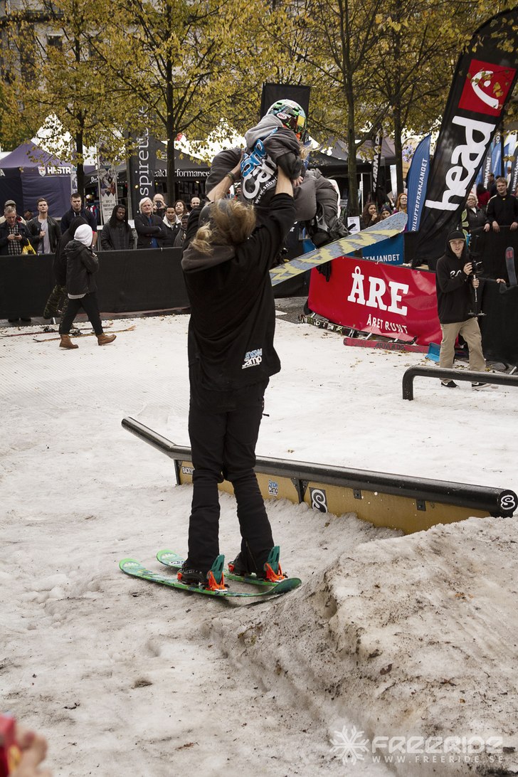 Gustavs flygservice.
Winter Show i Kungsträdgår. Foto: Hedda Berander. Åkare: Gustav Kjellstrand.