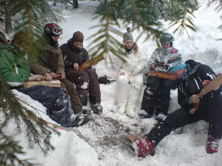 Grillning i offpisten i Tegefjäll. Mysigt värre!. Foto: Joel Mörling. Åkare: Pontus, John, jag, Gabriella, Martina och Andreas.