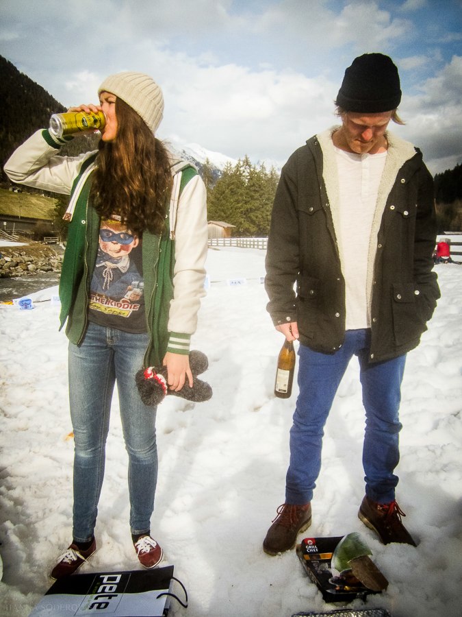 Årets första grillförsök, mars, St Anton.. Foto: Hanna Söderquist. Åkare: Nelly Sassersson och Olle Gustafsson.