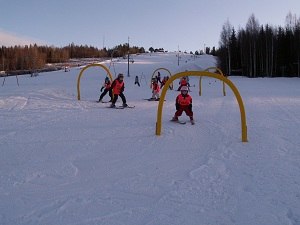 Skidskola i barnbacken. Foto: Kristina Larsen. Åkare: friluftsfrämjandets skidskola.