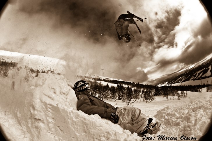 Oscar slänger en backflip medan Andre sitter unde. Foto: Marcus Olsson. Åkare: Oscar Wester.