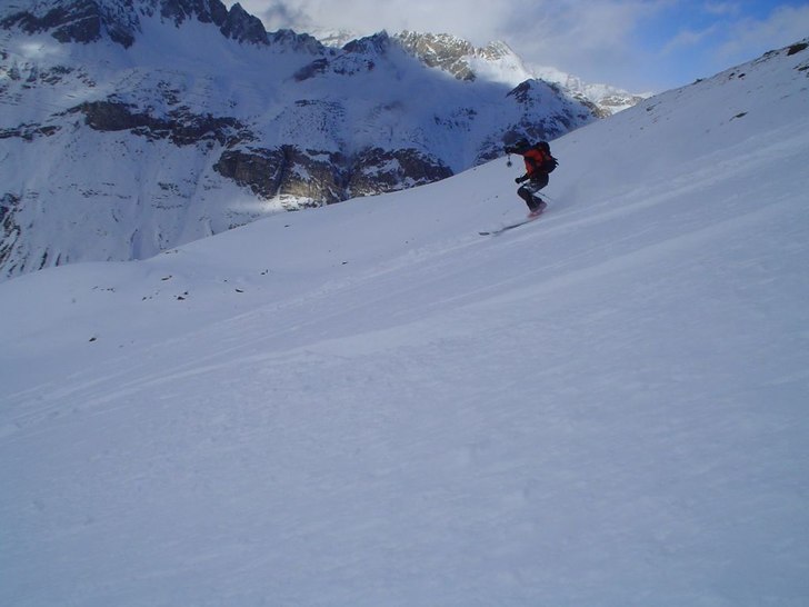 Lang traversering langs fjellsiden fra under Leisi. Foto: Lars Hauge. Åkare: Erlend Aasvik.