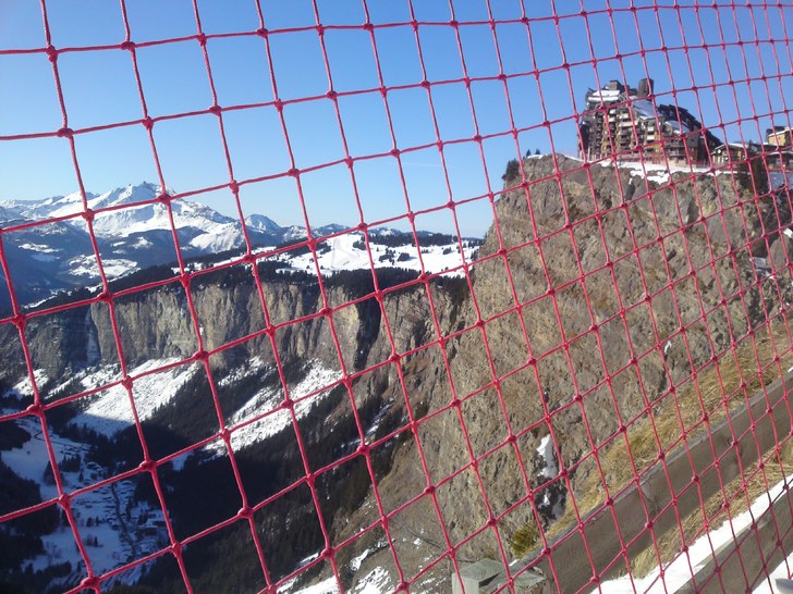 Avoriaz genom ett skyddsnät . Foto: Martin Berg.