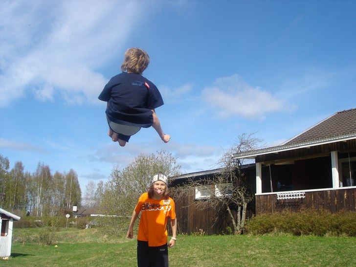 Jag och Adde hoppar Matta. Foto: Pontus. Åkare: Simon.
