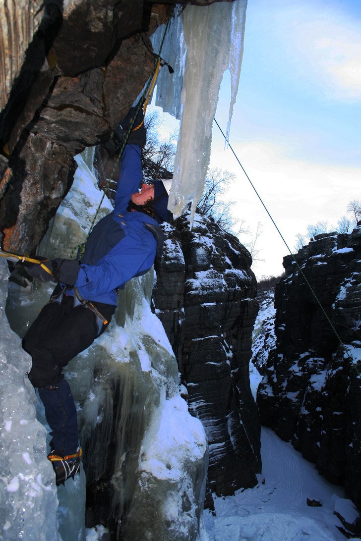 Isklättring i Nordnorge. Foto: Erik Brinkman. Åkare: Morten Christensen.