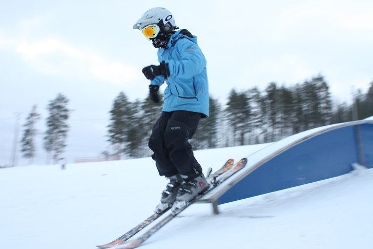 David drar rainbowen i pagla. Foto: Tobias Hannu. Åkare: David Hannu.