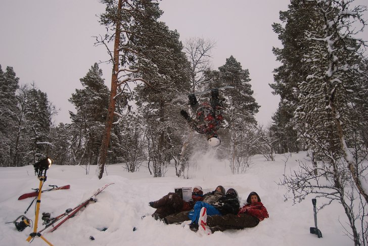 backflip över några snubbar.. Foto: Algot oLSEN. Åkare: Hjalmar Olsen.