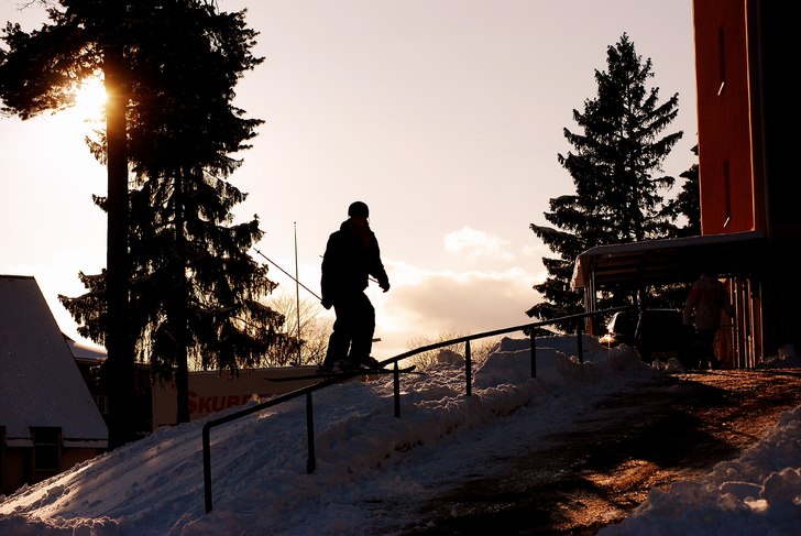 Skidor i solnedgången. Min blixt pajja så fick l. Foto: Simon Lindberg. Åkare: Petter Hedström.