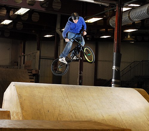 Fredrik har precis köpt en bmx och tänkte börja. Foto: Niklas Sundin. Åkare: Fredrik Eliasson.