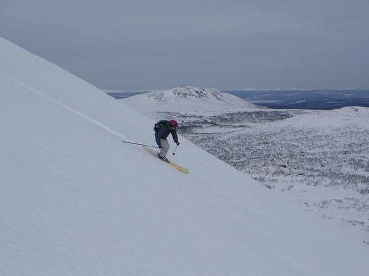 Storslalomsvängar i vårslask.. Foto: Kristian Lidin. Åkare: Andreas Andersson.