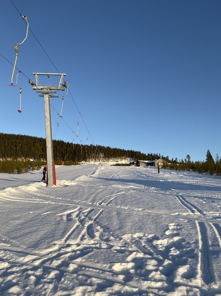 Knappliften i en av barnbackarna.