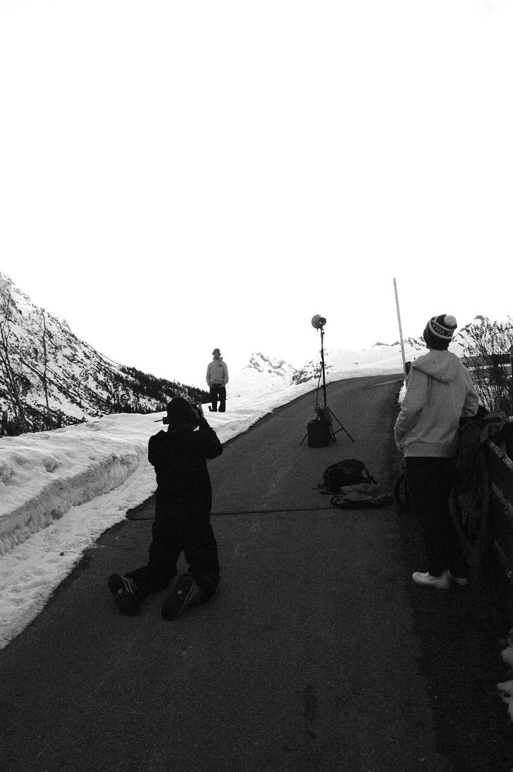 Foto: Ola Melin. Åkare: Photoshot nere i dalen. Mattias Fredriksson och hans assistent Sebastian Garhammer plåtar Jon i kvällsljuset..