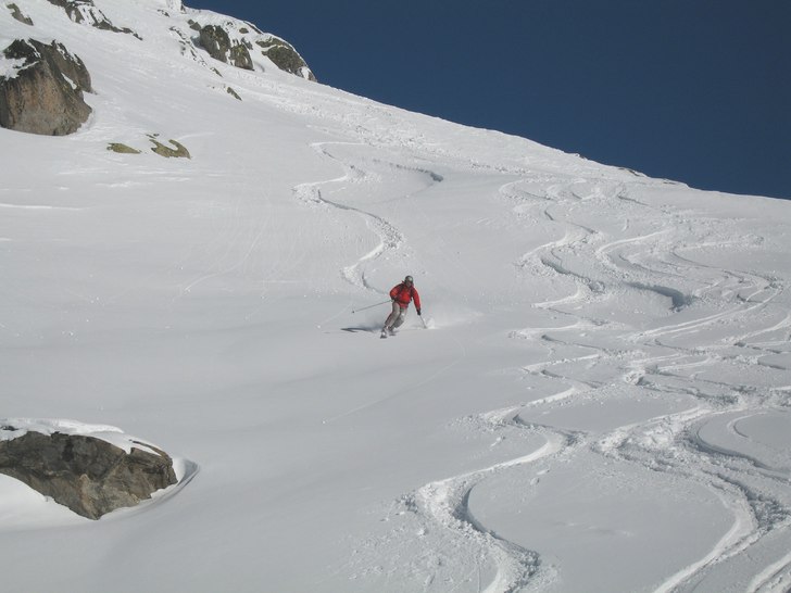 Sköna svängar i Andermatt, Guspis.. Foto: Camilla Wärle. Åkare: Magnus Wärle.