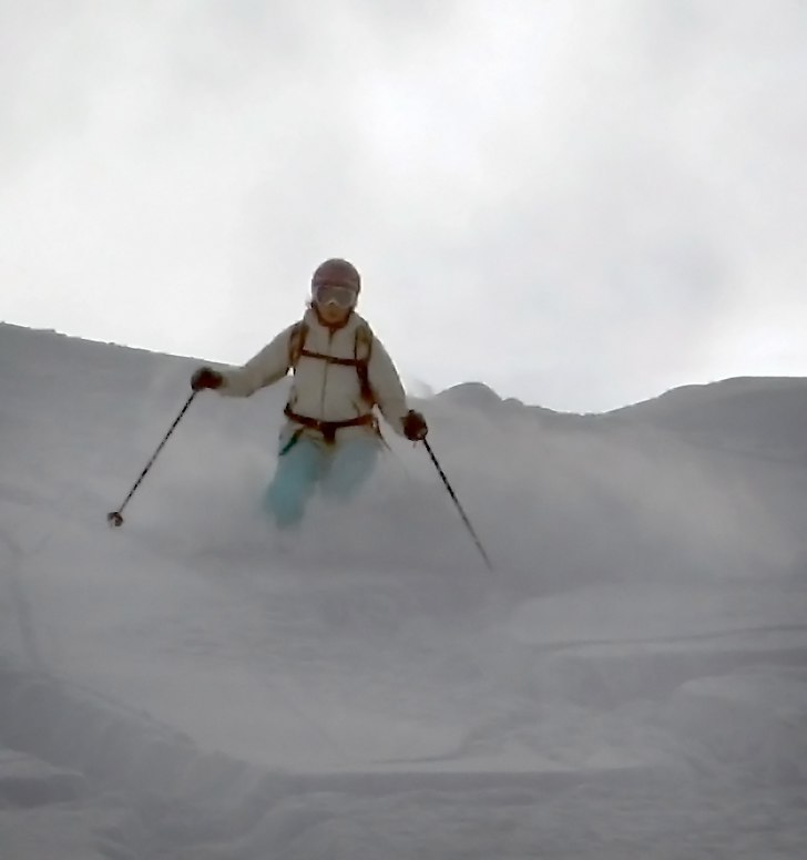 Suddig bild men superroligt, massor med snö på L. Foto: Fredrik Andersson. Åkare: Stina Kållberg.