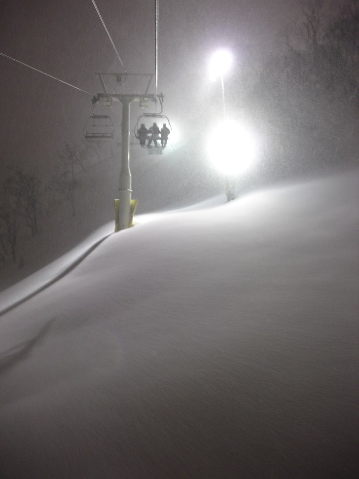 night riding here was sick! powder trees at night.. Foto: Brian Kopish.