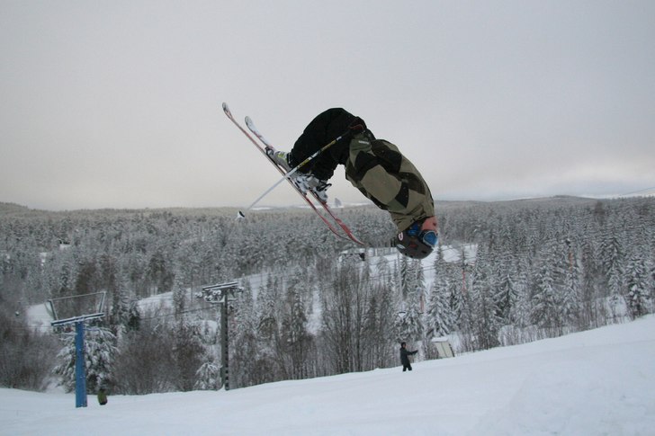 jag drar en fetting backflip ut i pudret!!. Foto: Sven Bogg. Åkare: jag.
