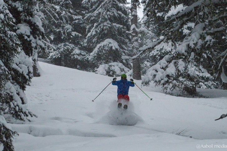 Jag hoppar på en pillow i Rendl. Foto: Adam Plantin. Åkare: Christoffer Aabol.