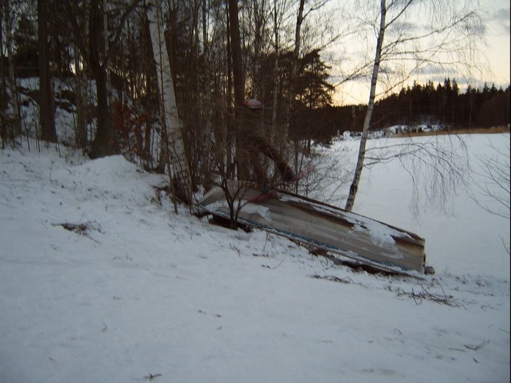 Boardslide på undersidan av en båt (syns väldig. Foto: Daniel Palm. Åkare: Neil Dhir.