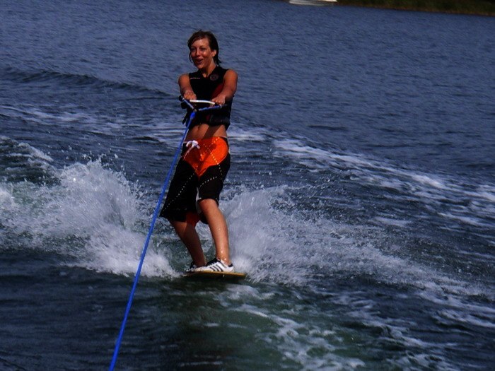 wakeskate-safari, testade mickans hemgjorda wakesk. Foto: mickan isaksson. Åkare: soffy.