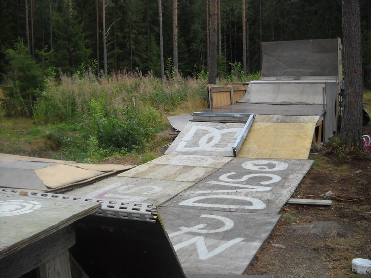 Min mini skate park som jag själv byggt.. Foto: Jag.