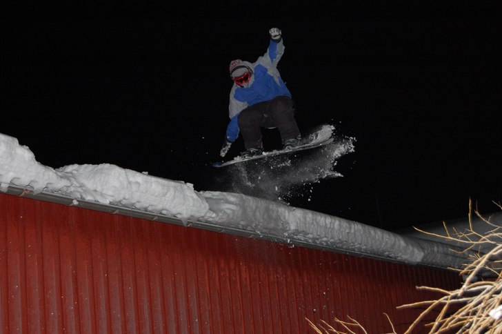 Jag droppar från  ett tak och slänger med en tai. Foto: Pontus melender. Åkare: Viktor Tornberg.