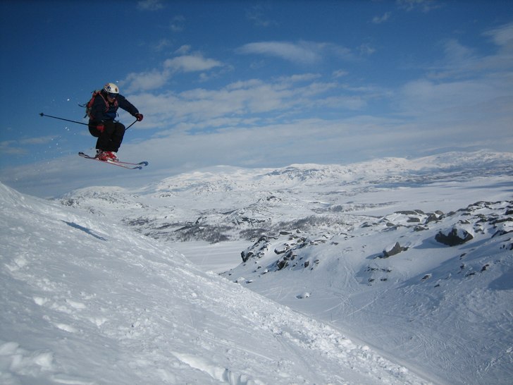 Johan flyger mot Katterjokk.. Foto: Anders Nilsson. Åkare: Johan Strandberg.