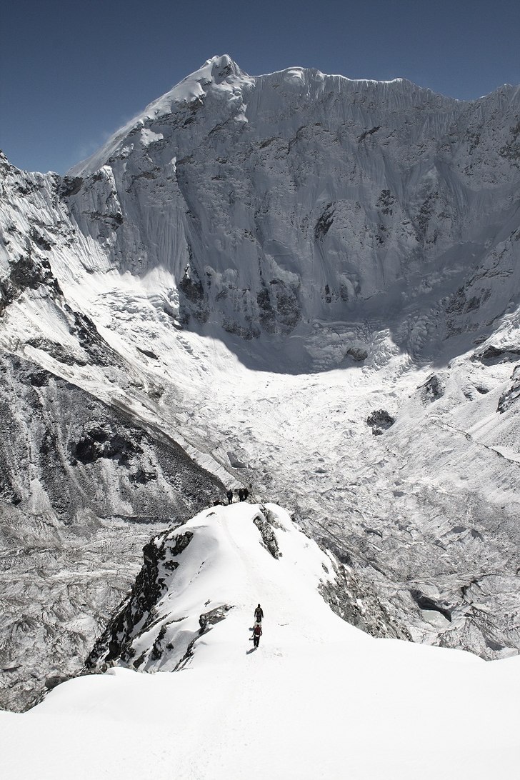 På väg ner från Island Peak i Khumbu-dalen i Ne. Foto: Johan Bäckström. Åkare: Catherine Watson.