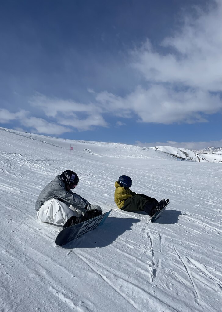 På med bindingarna.