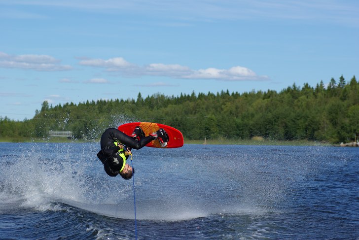 Blev en wakeboard i år.
Måste skaffa fetare bå. Foto: Tobbe. Åkare: Mikael Sterne.