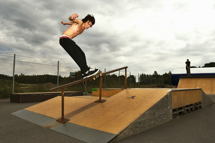 Andre trycker ut en stilren boardslide. Foto: Emil Rydell. Åkare: Andre´.