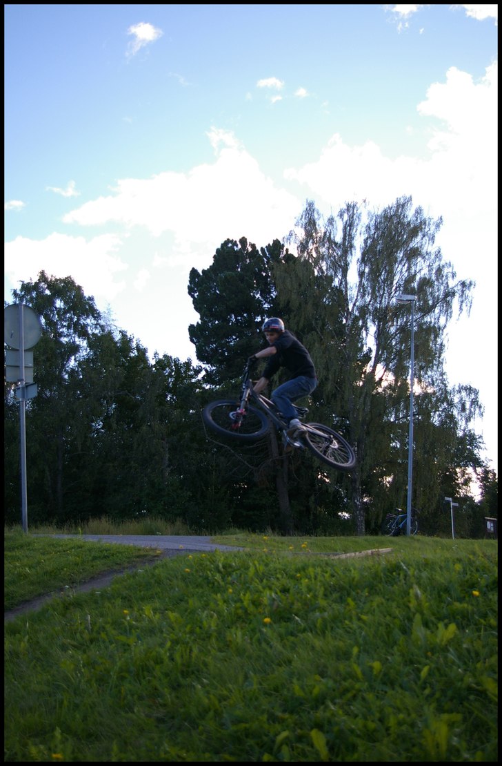 hopp över gångväg. Foto: jonatan landström. Åkare: tomas kristoffersson.